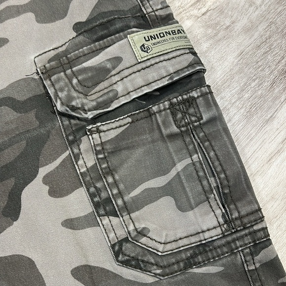 Men’s Unionbay Cotton Blend Gray Camouflage 6 Pocket 10” Utility Cargo Shorts 42 - Picture 3 of 10